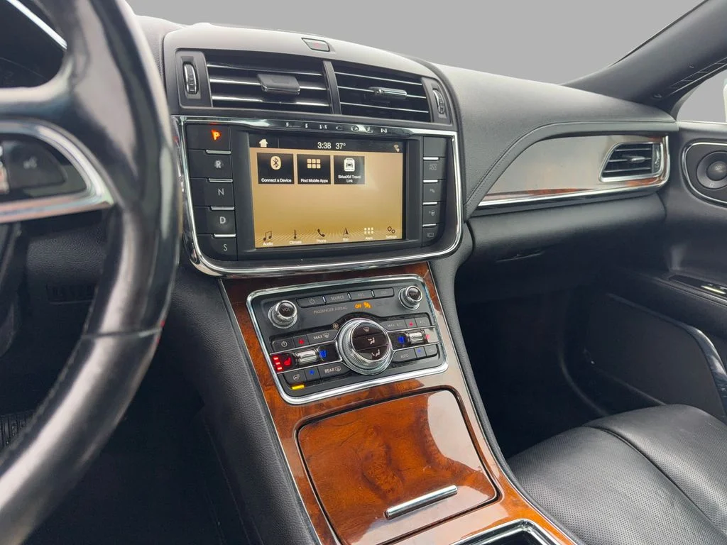 Used 2018 White Lincoln Reserve image 16