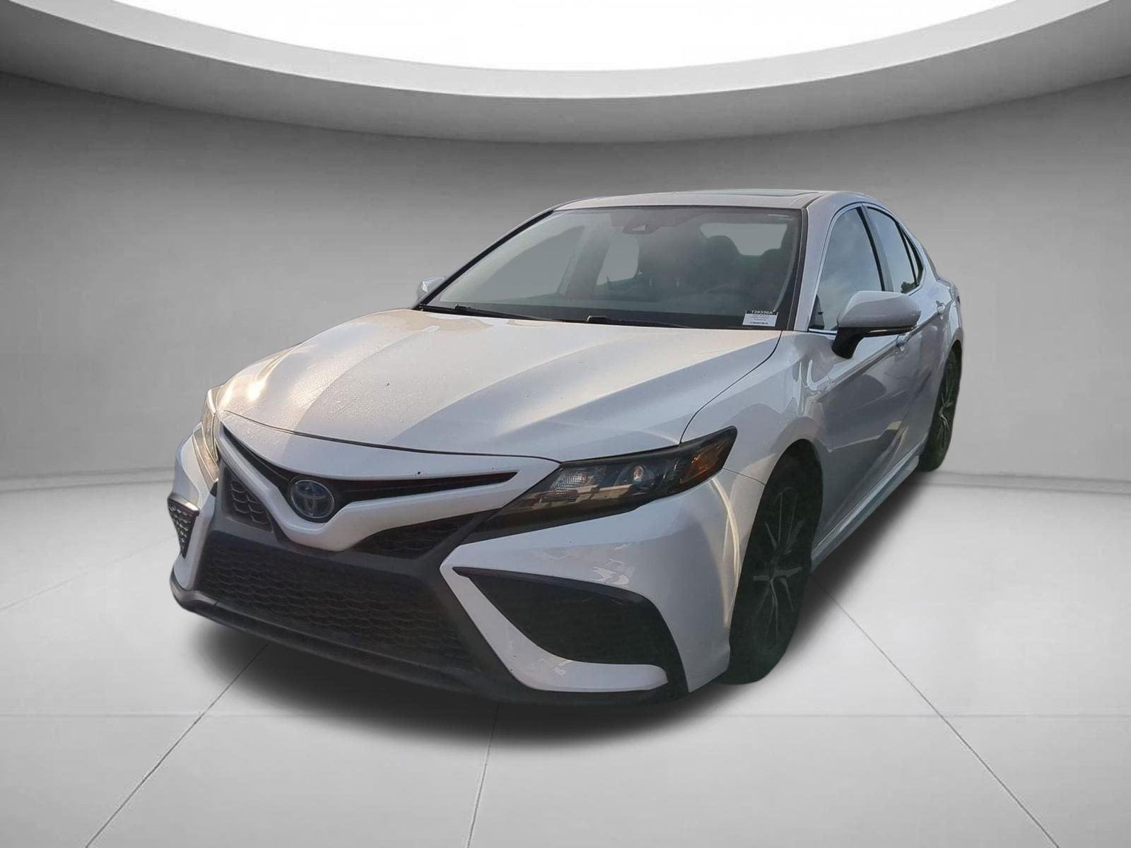 2023 Toyota Camry SE Hybrid's photo