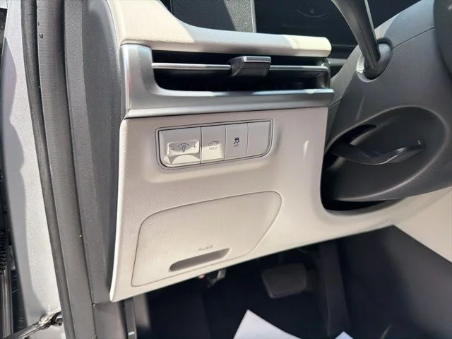 Used 2025 Silver Hyundai SEL image 33