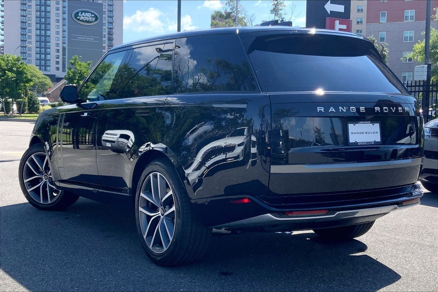 New 2027 Santorini Black Land Rover SE image 12