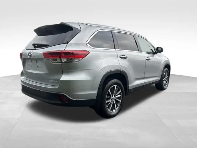 Used 2019 Silver Toyota XLE image 5