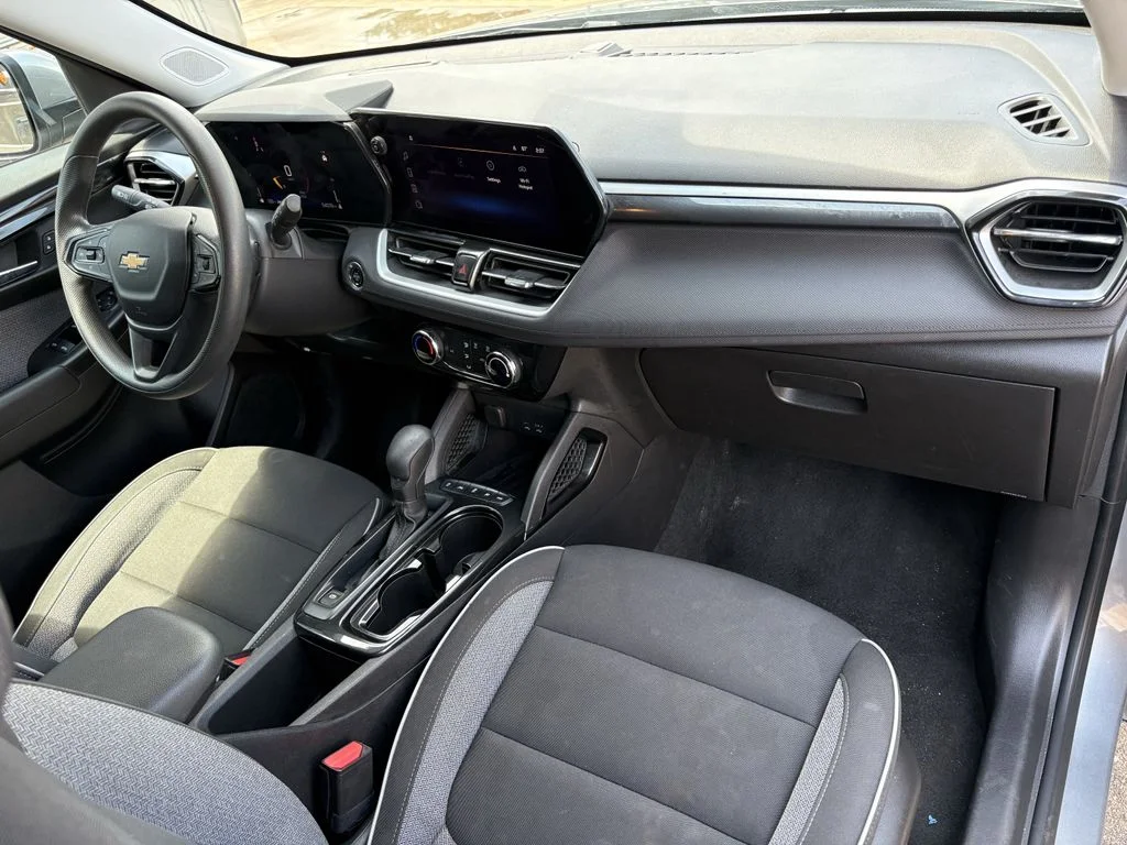 Used 2025 Sterling Gray Metallic Chevrolet LT image 27