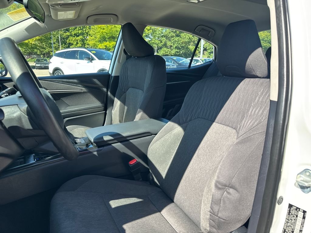 Used 2025 White Toyota LE image 14