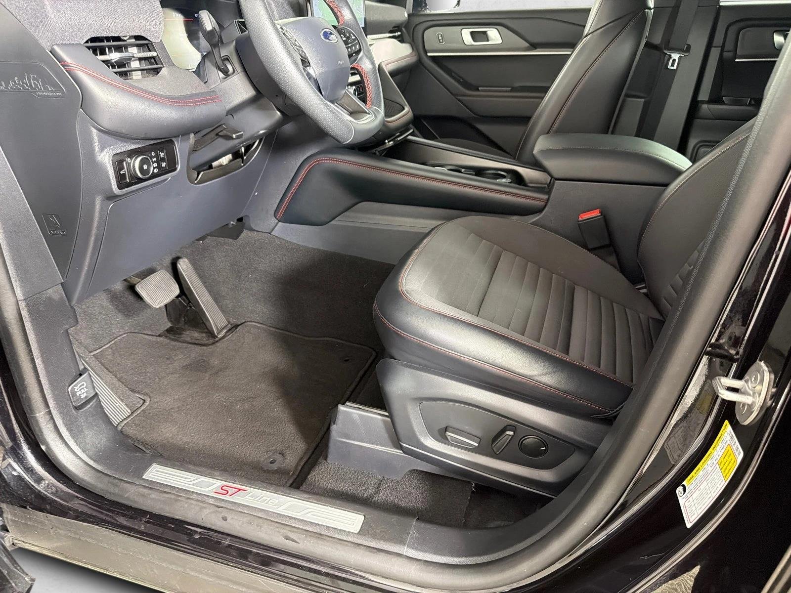 Used 2025 Agate Black Metallic Ford ST-Line image 10