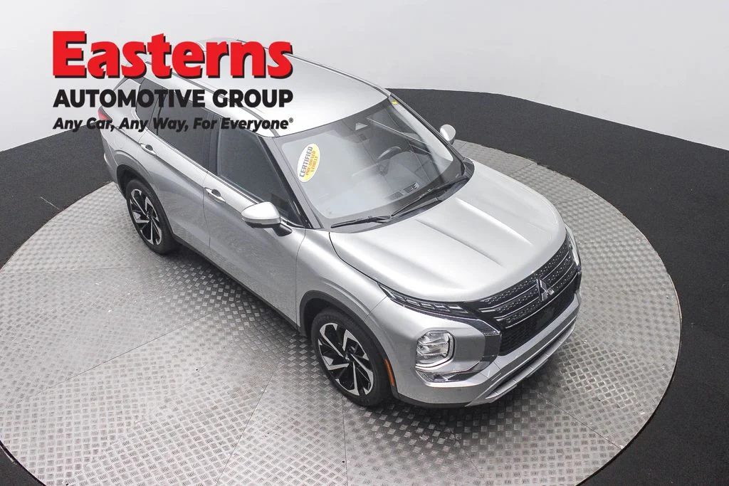 Used 2024 Silver Mitsubishi SE image 3