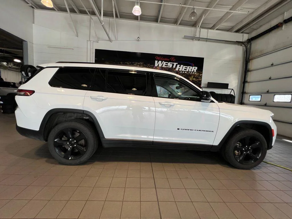 Used 2024 Wh Jeep Limited image 14