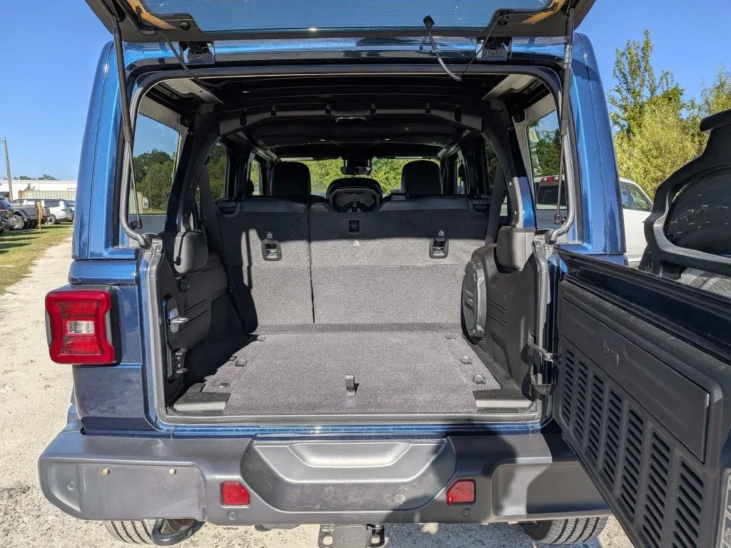 Used 2025 Blue Jeep Sahara image 9