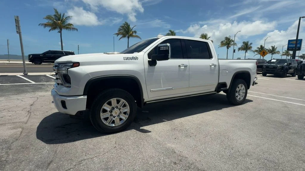 Used 2024 Beige Chevrolet High Country image 4
