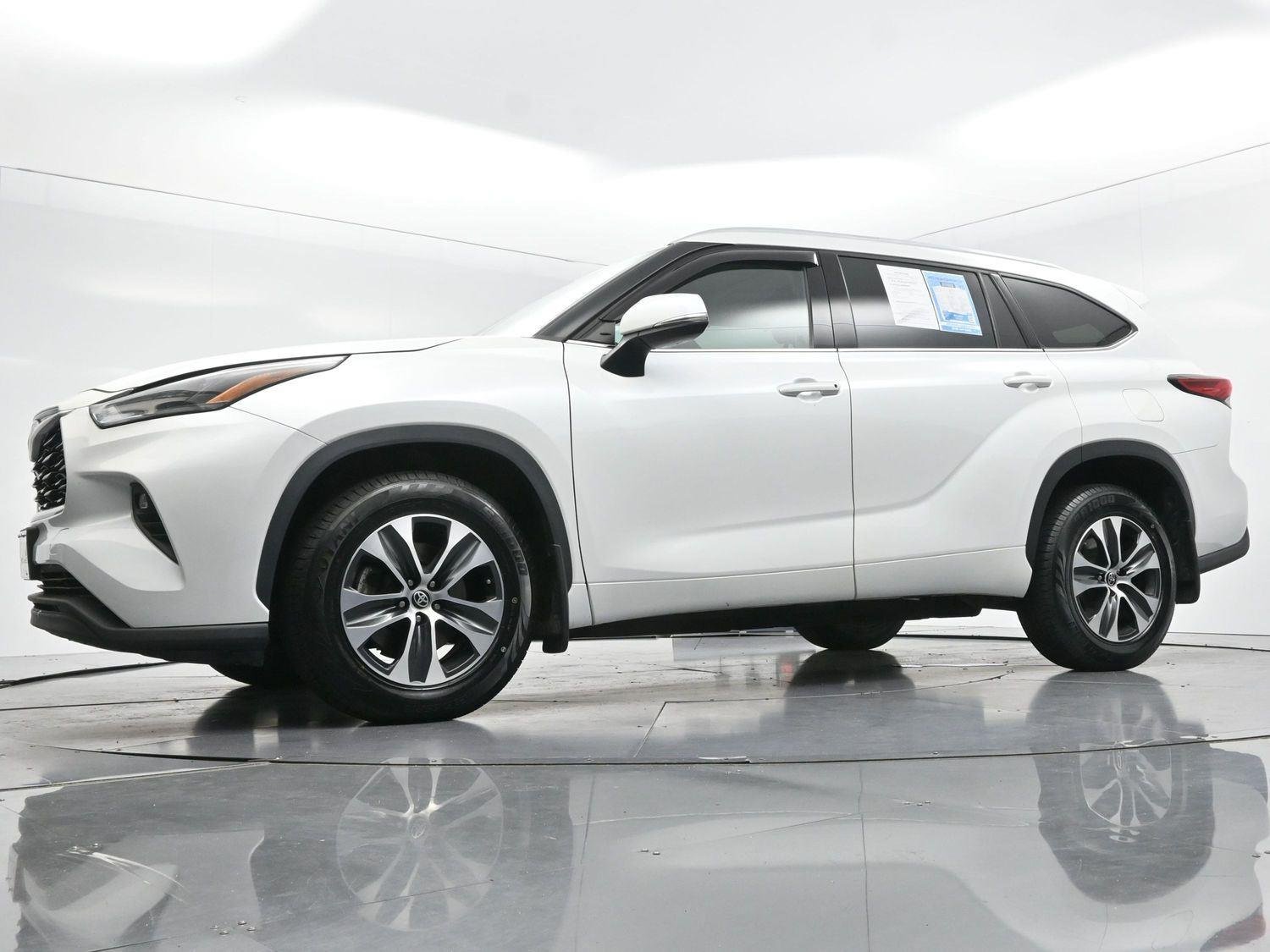 Used 2022 Wind Chill Pearl Toyota XLE image 55