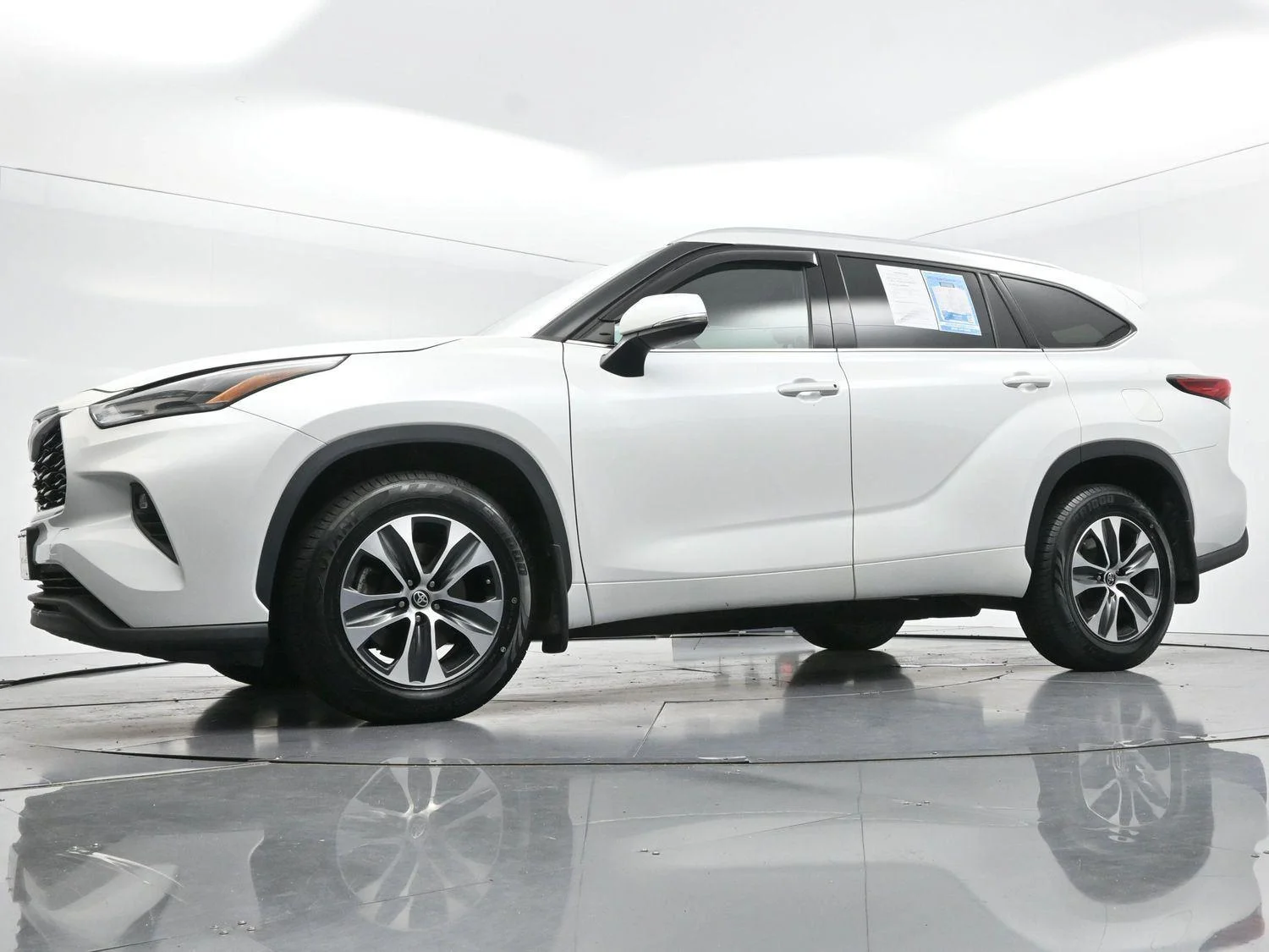 Used 2022 Wind Chill Pearl Toyota XLE image 55