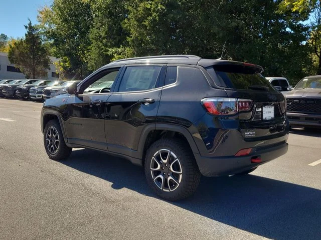 New 2026 Diamond Black Crystal Pearl-Coat Exterior Paint Jeep Trailhawk image 2