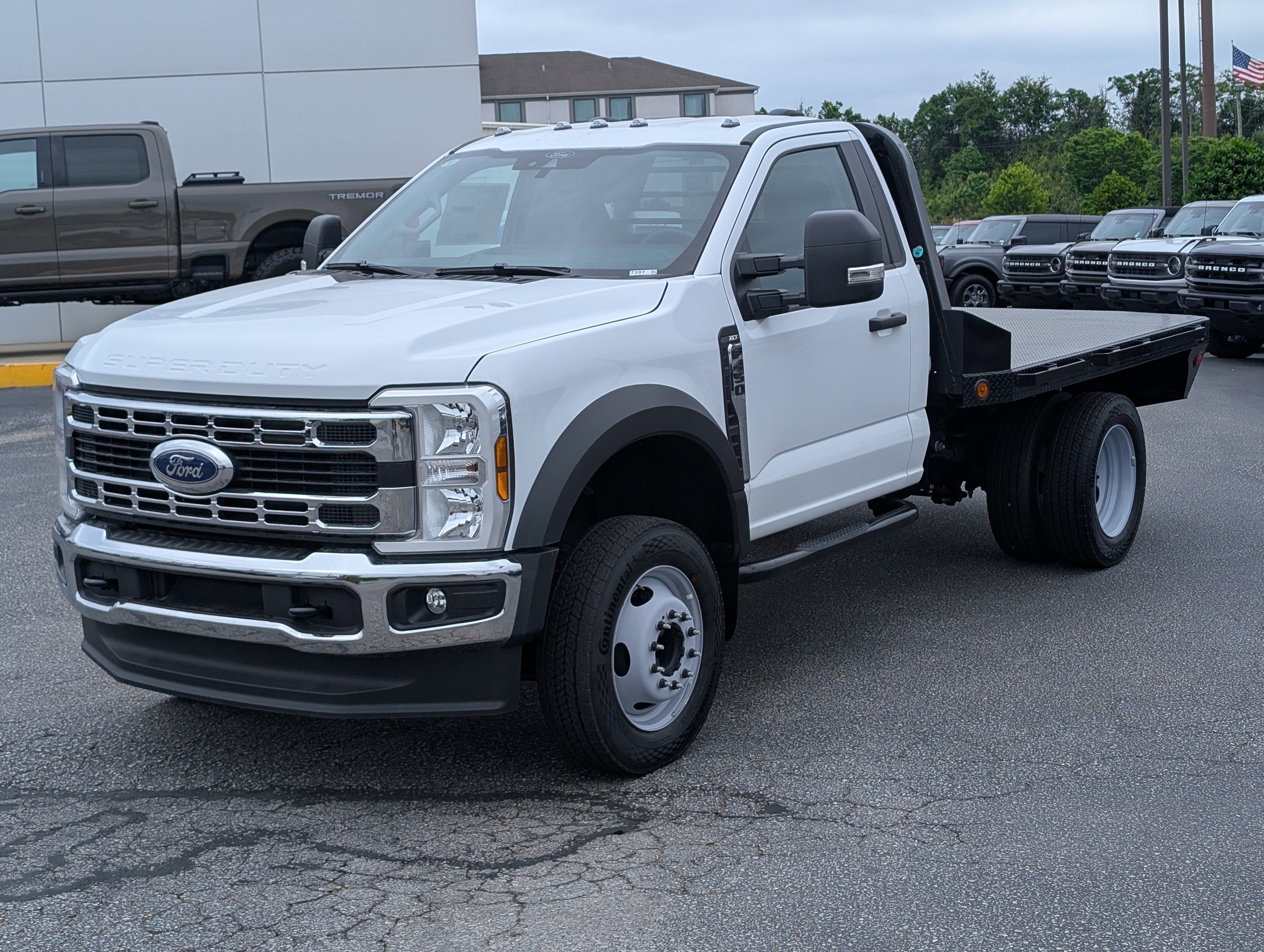 New 2026 Oxford White FORD F-450® XLT image 2