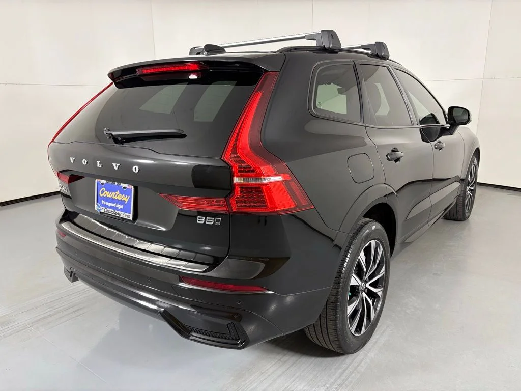 Used 2024 Onyx Black Metallic Volvo Core image 8
