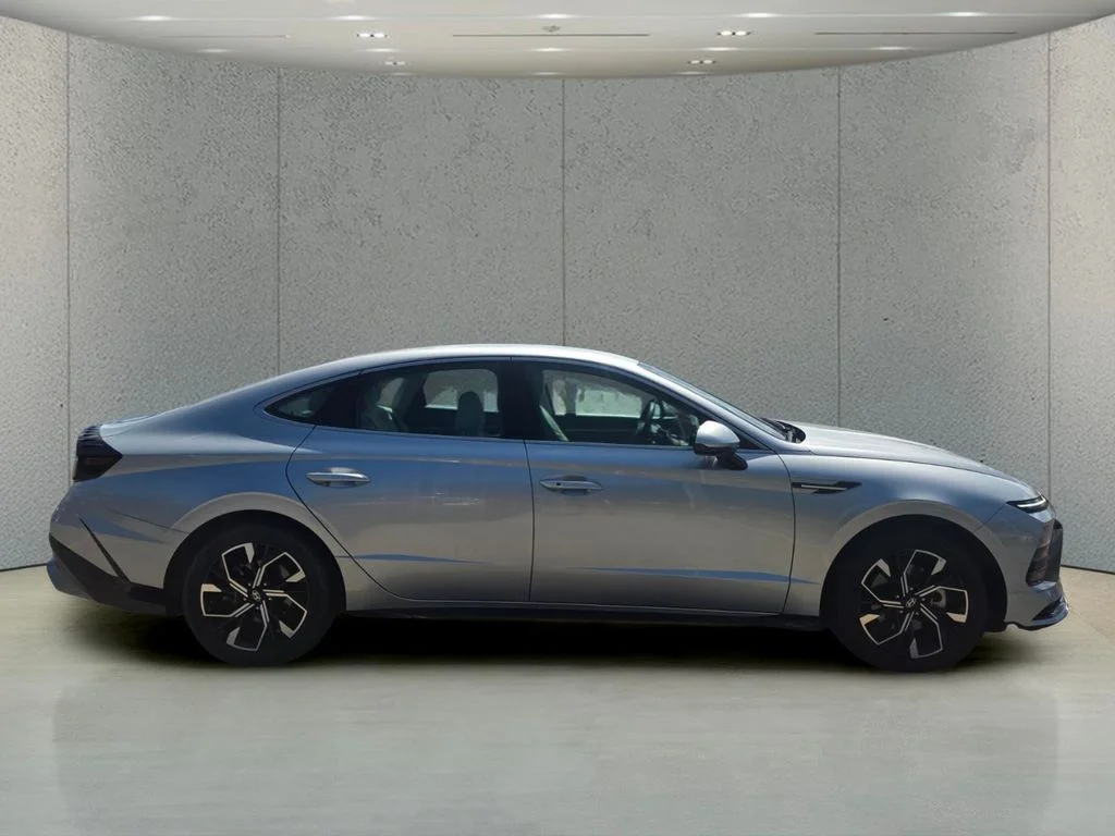 Used 2025 Silver Hyundai SEL image 6