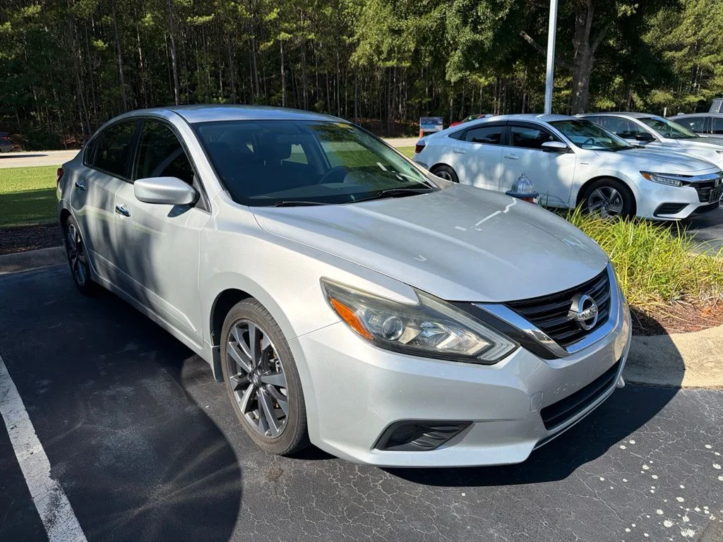 Used 2016 Silver Nissan 2.5 SR image 2