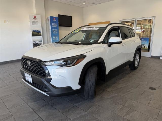 Certified Used 2023 WIND CHILL PEARL Toyota  image 3