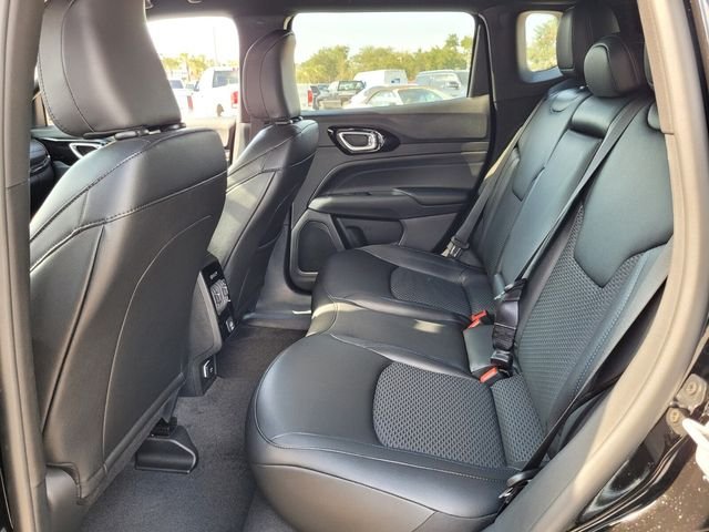 New 2026 Diamond Black Crystal Pearl-Coat Exterior Paint Jeep Latitude image 14