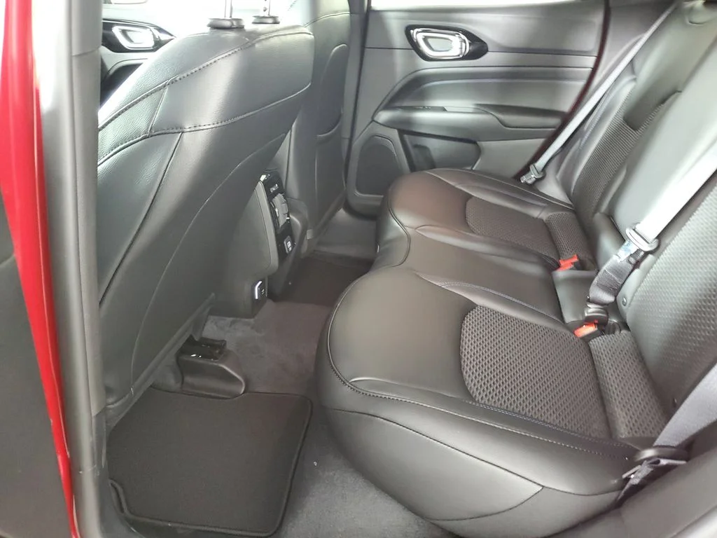 New 2026 Red Hot Pearl-Coat Exterior Paint Jeep Latitude image 13