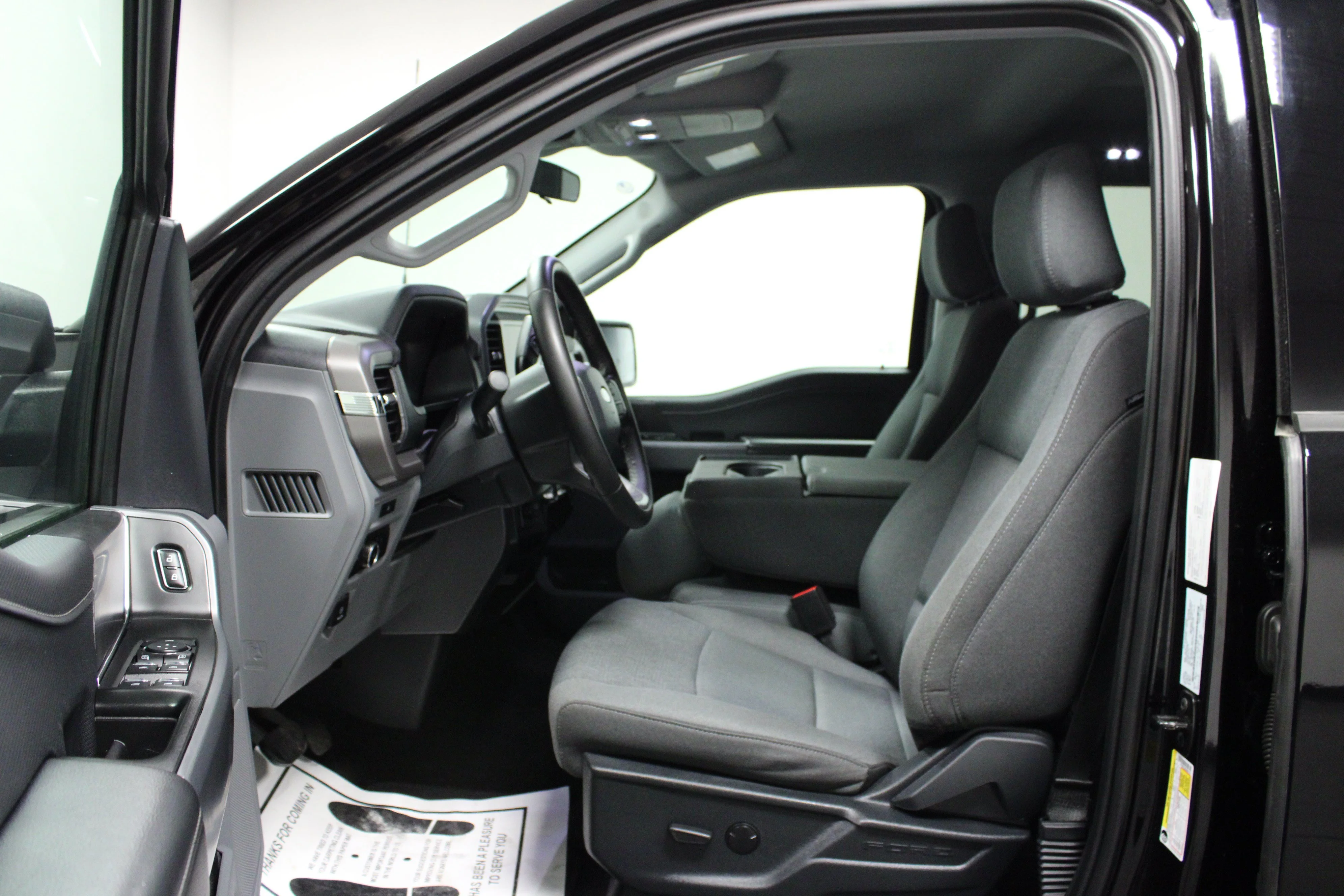Used 2025 Agate Black Metallic Ford XLT image 12