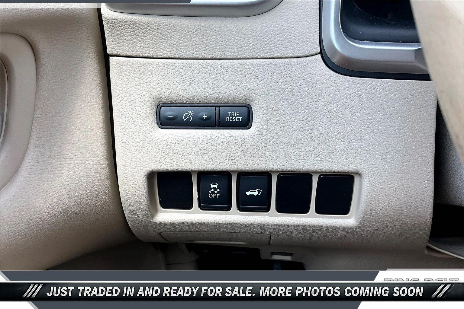 Used 2017 Pearl White Nissan SL image 23