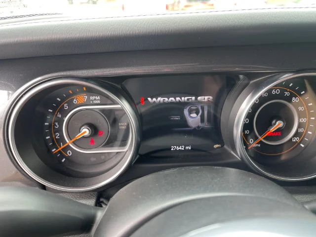 Used 2023 Black Jeep Altitude image 9