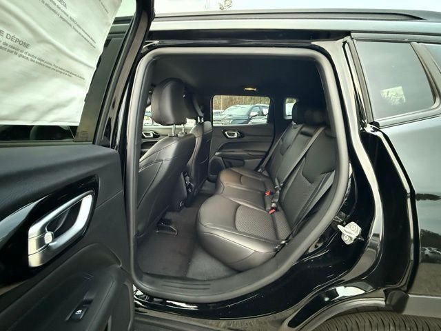New 2026 Diamond Black Crystal Pearl-Coat Exterior Paint Jeep Latitude image 11