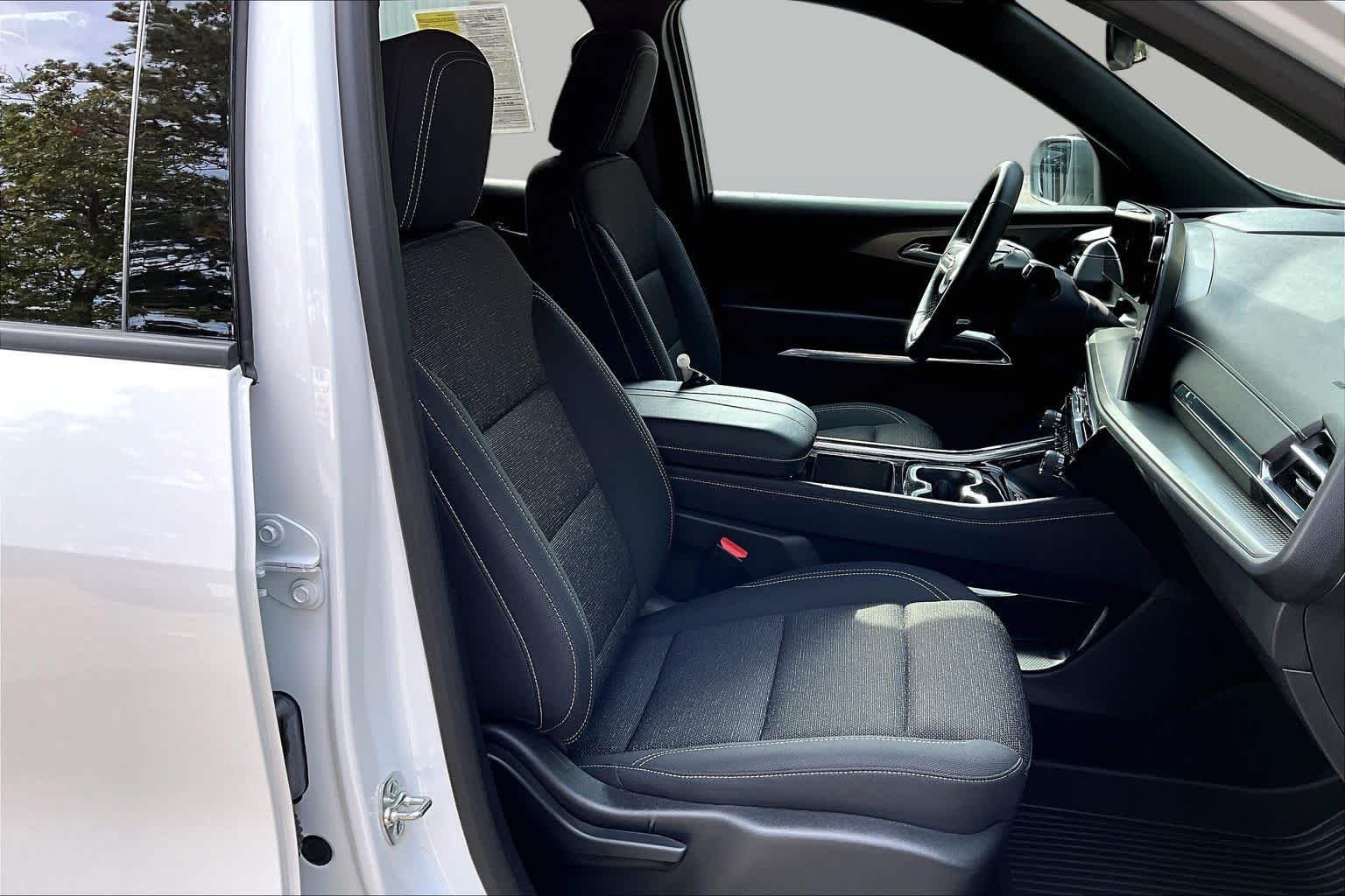 Used 2025 Summit White Chevrolet AWD LT image 9