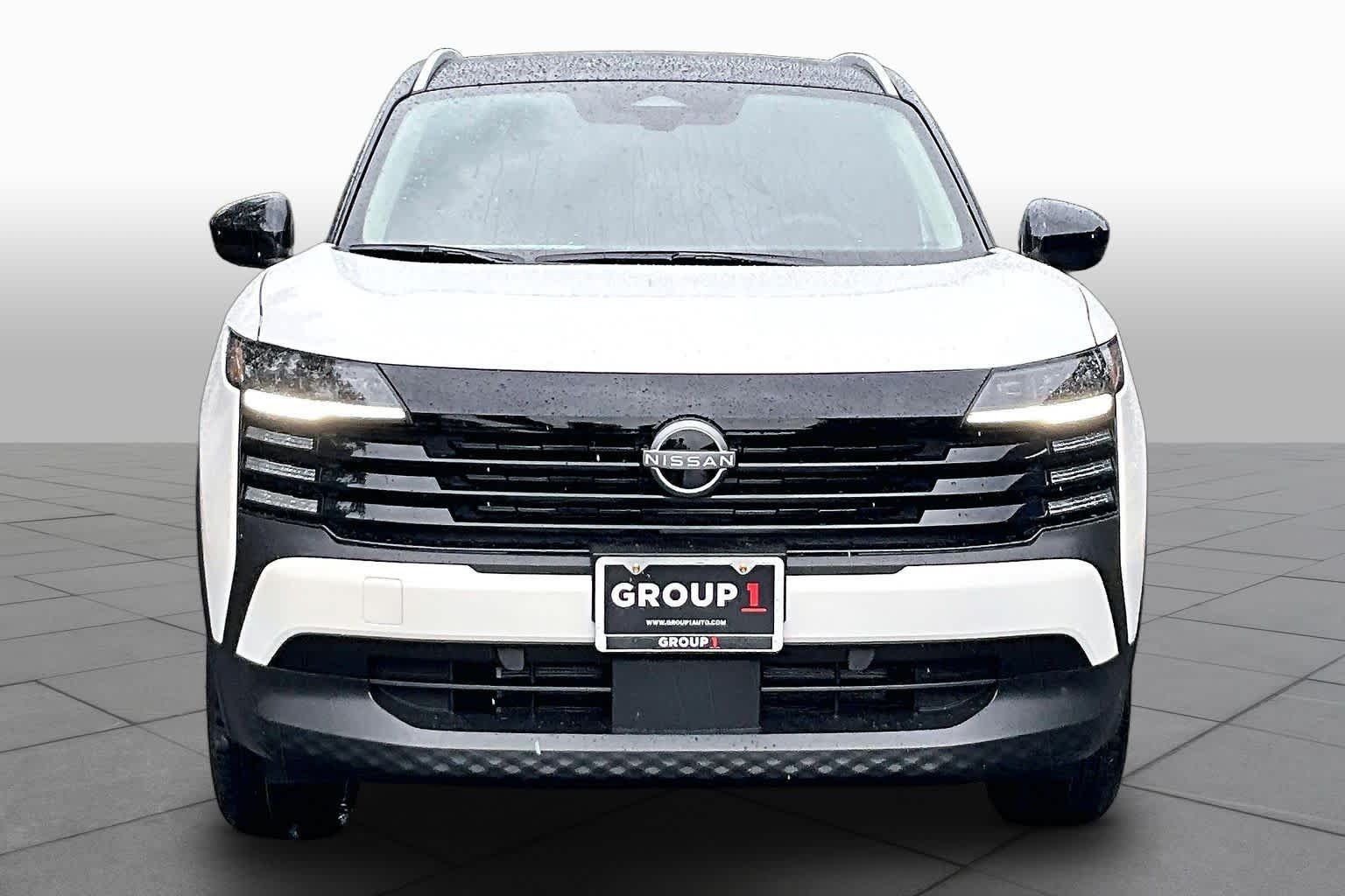 New 2026 Aspen White Tricoat/Super Black Nissan SV image 3