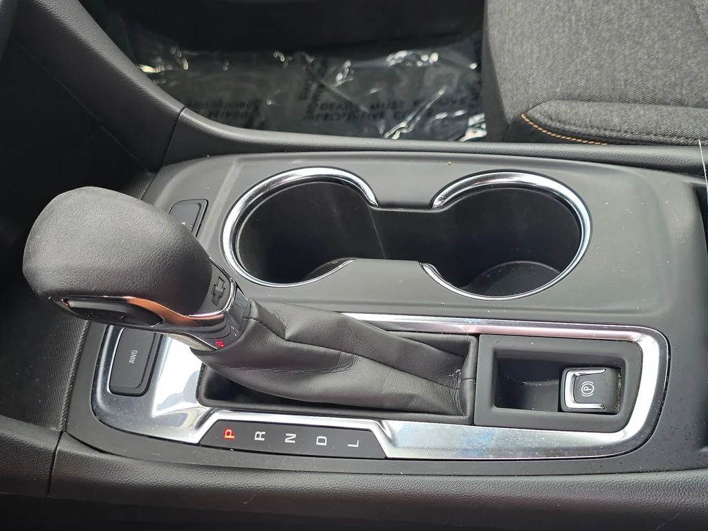 Used 2022 White Chevrolet LT image 32