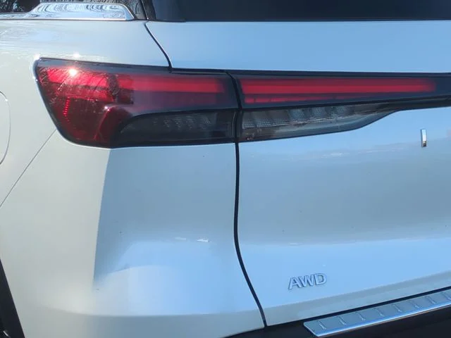 Used 2023 White INFINITI LUXE image 21