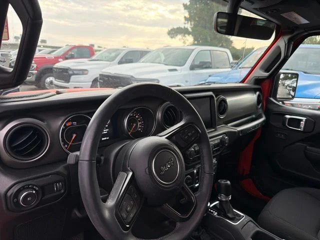 Used 2023  Jeep Sport S image 10