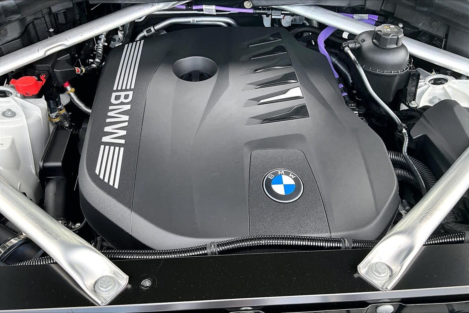 New 2026 Mineral White Metallic BMW xDrive40i image 17
