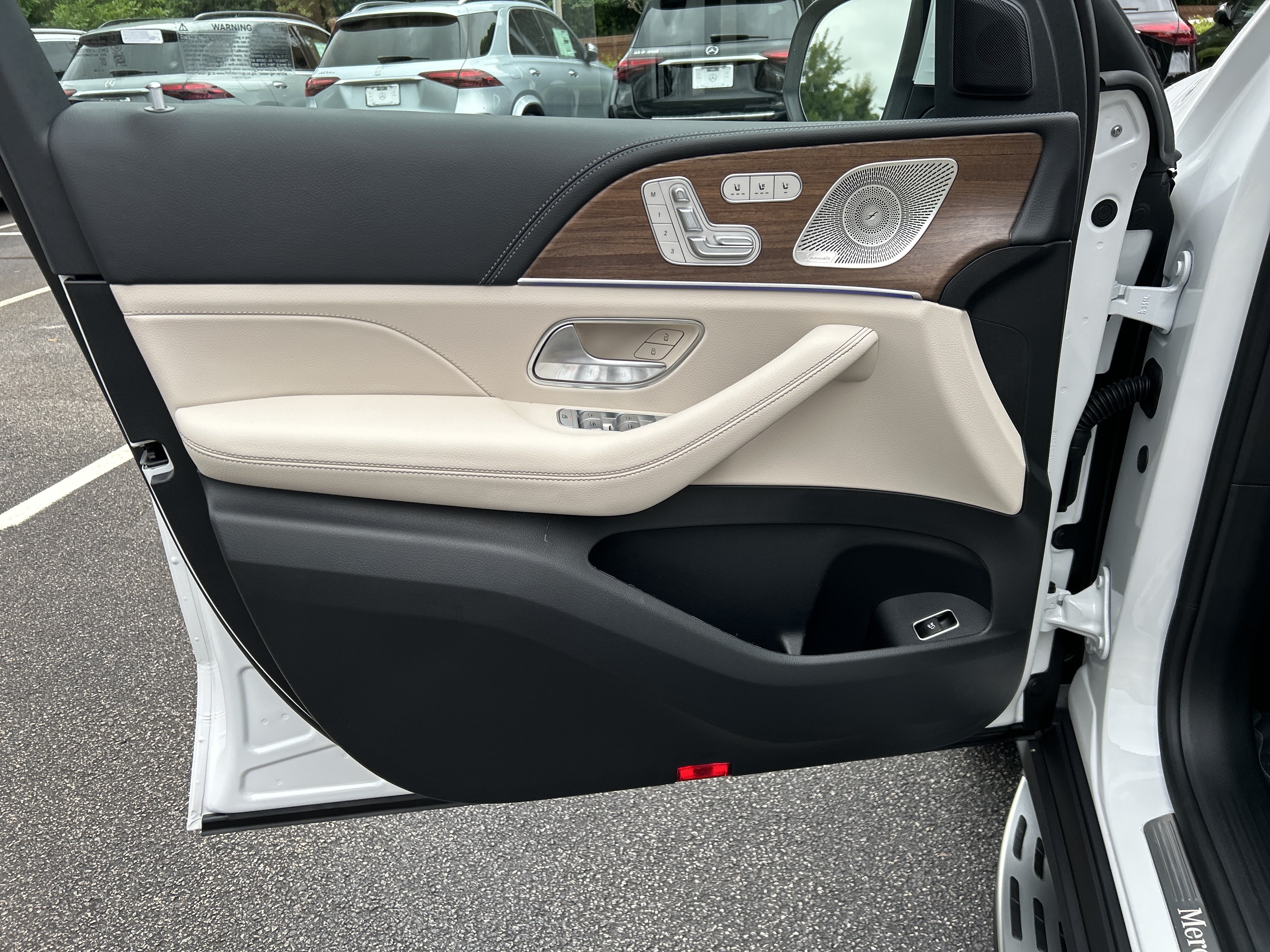 New 2026 MANUFAKTUR Moonlight White Metallic Mercedes-Benz GLE 450 4MATIC® SUV image 15
