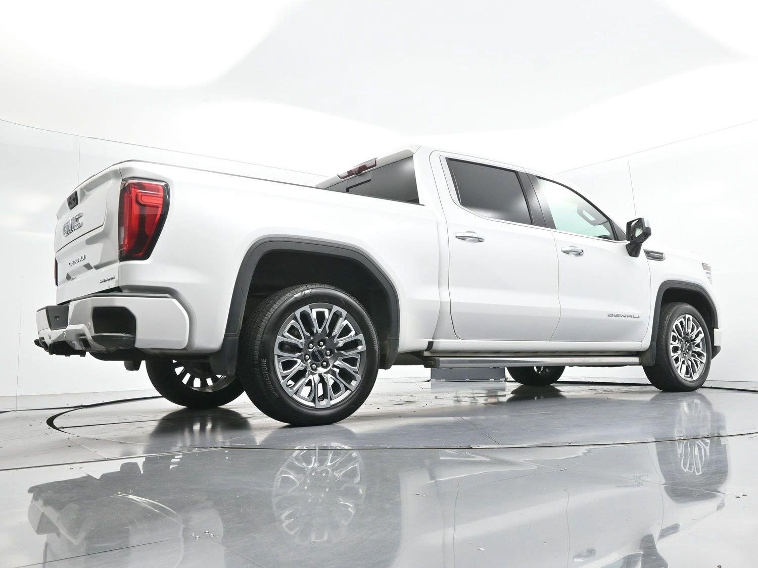 Used 2025 White Frost Tricoat GMC Denali Ultimate image 53