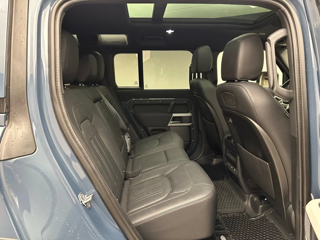 Used 2022 Tasman Blue Metallic Land Rover S image 5