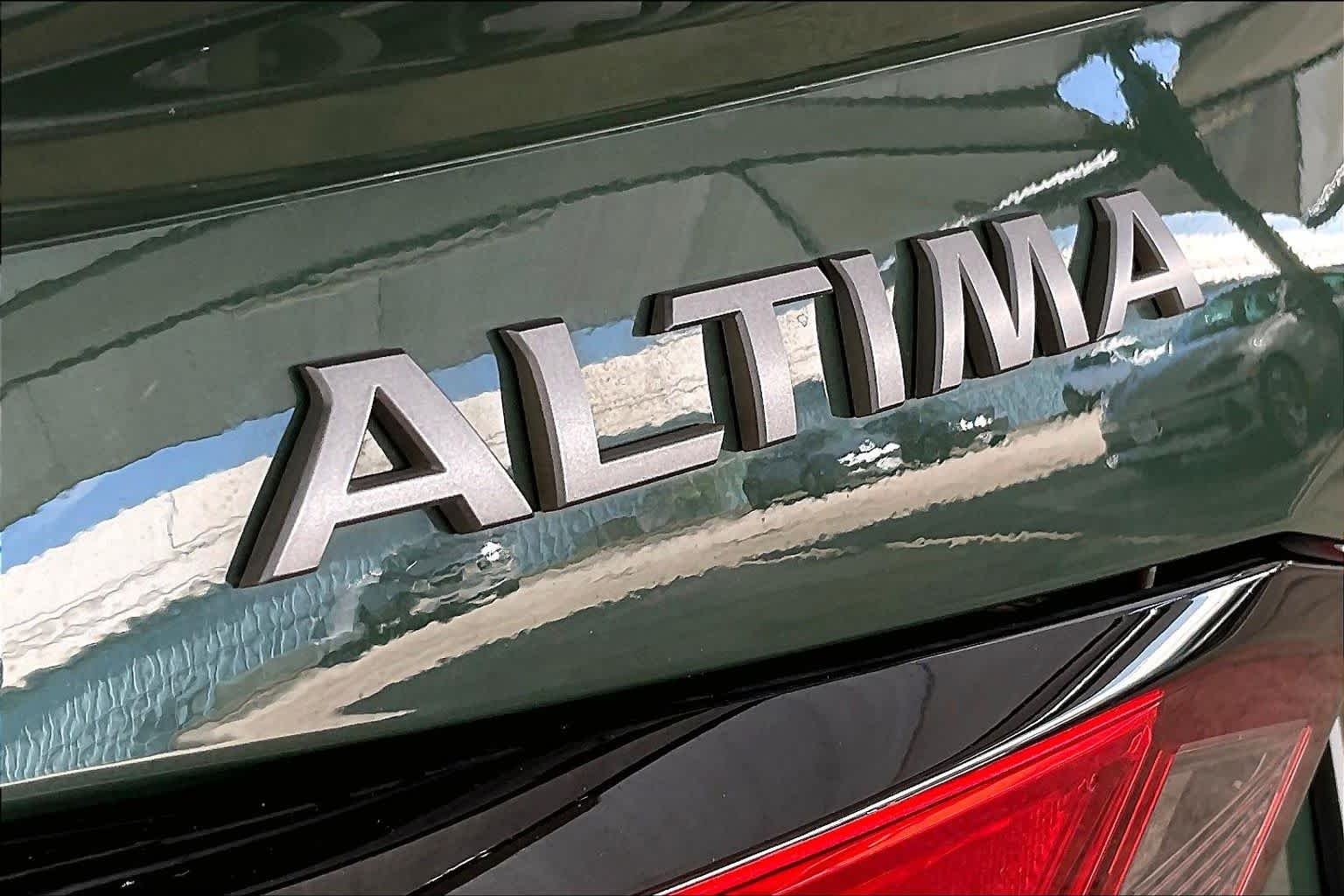 2025 Nissan Altima SR - Photo 10