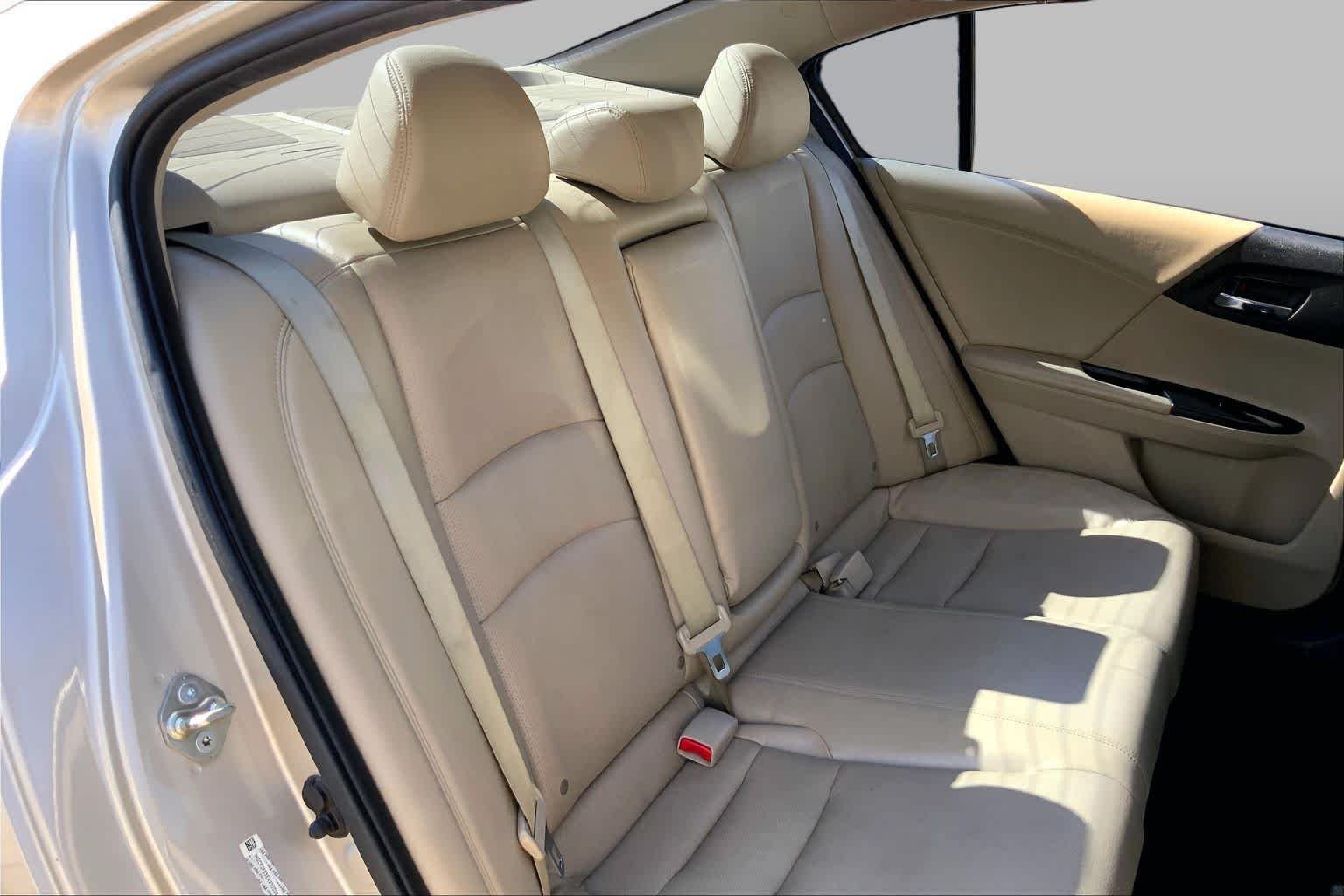 Used 2014 Alabaster Silver Metallic Honda EX-L image 16