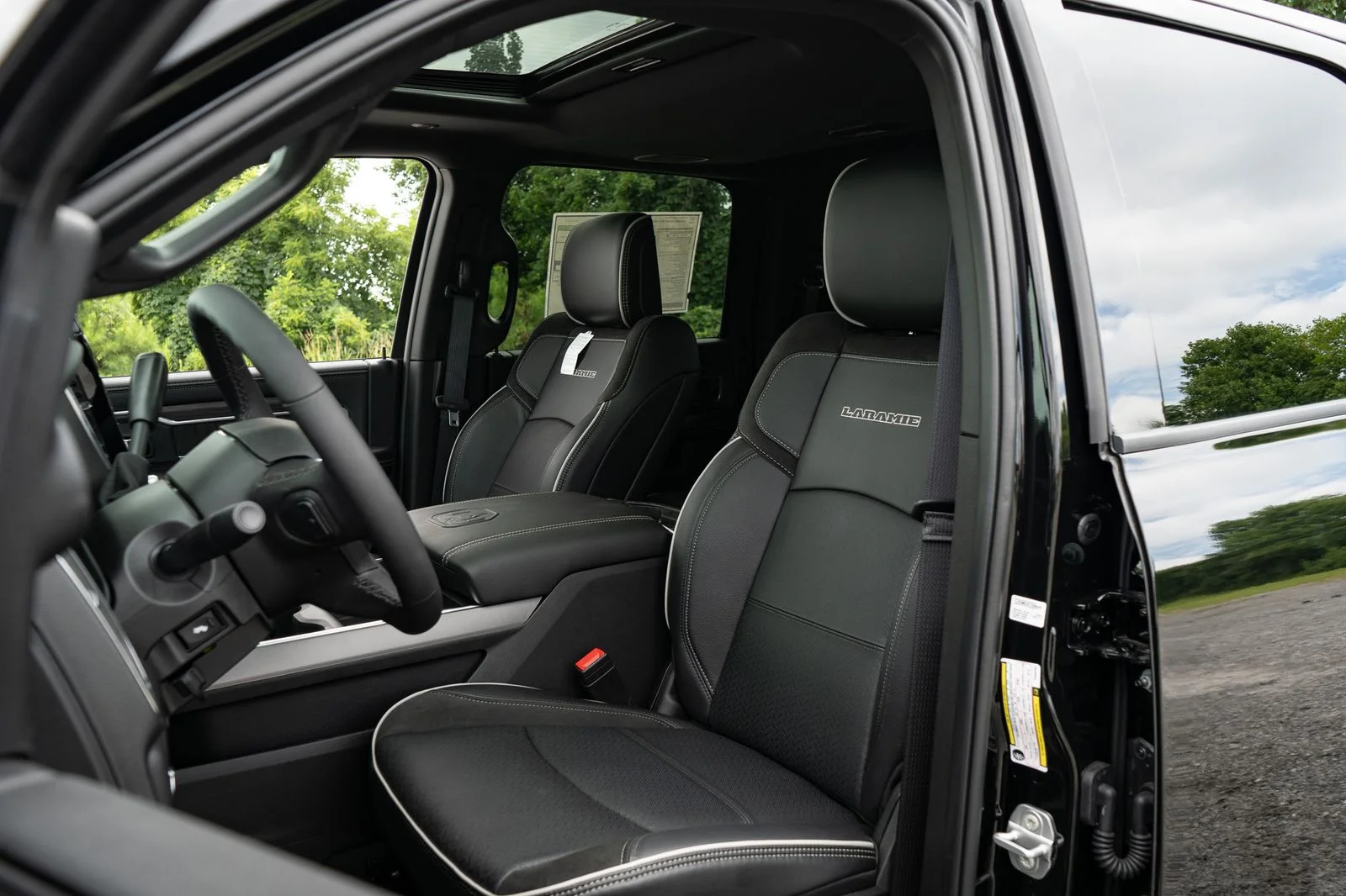 New 2026 Diamond Black Crystal Pearl-Coat Exterior Paint RAM Laramie image 27