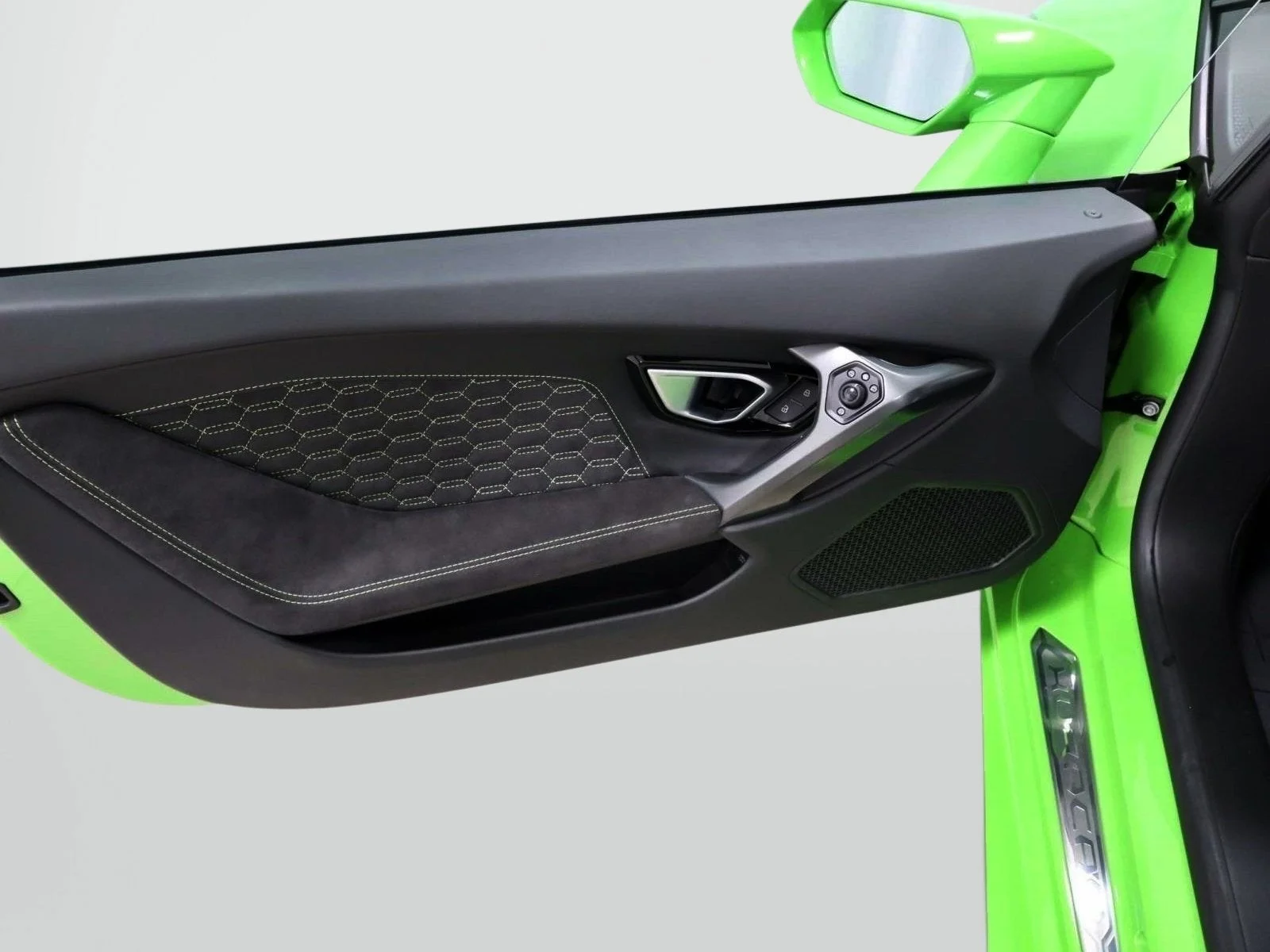 Used 2018 Verde Mantis Pearl Effect Lamborghini  image 15