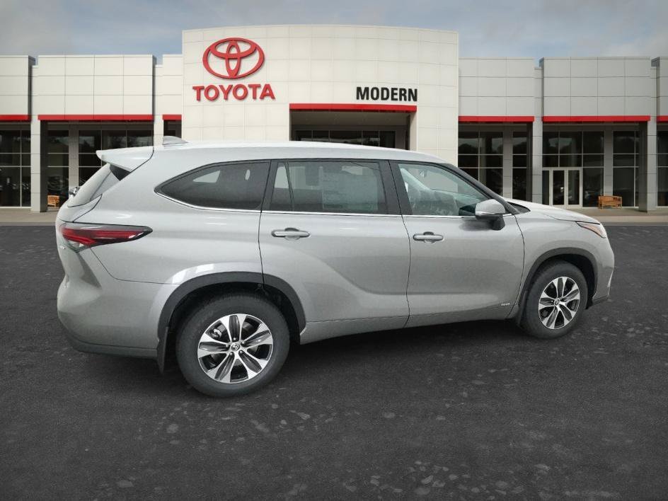 New 2026 Heavy Metallic Toyota Hybrid XLE image 19