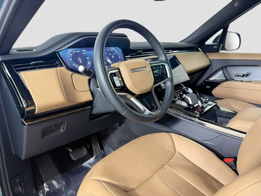 Used 2023 Green Land Rover SE image 9