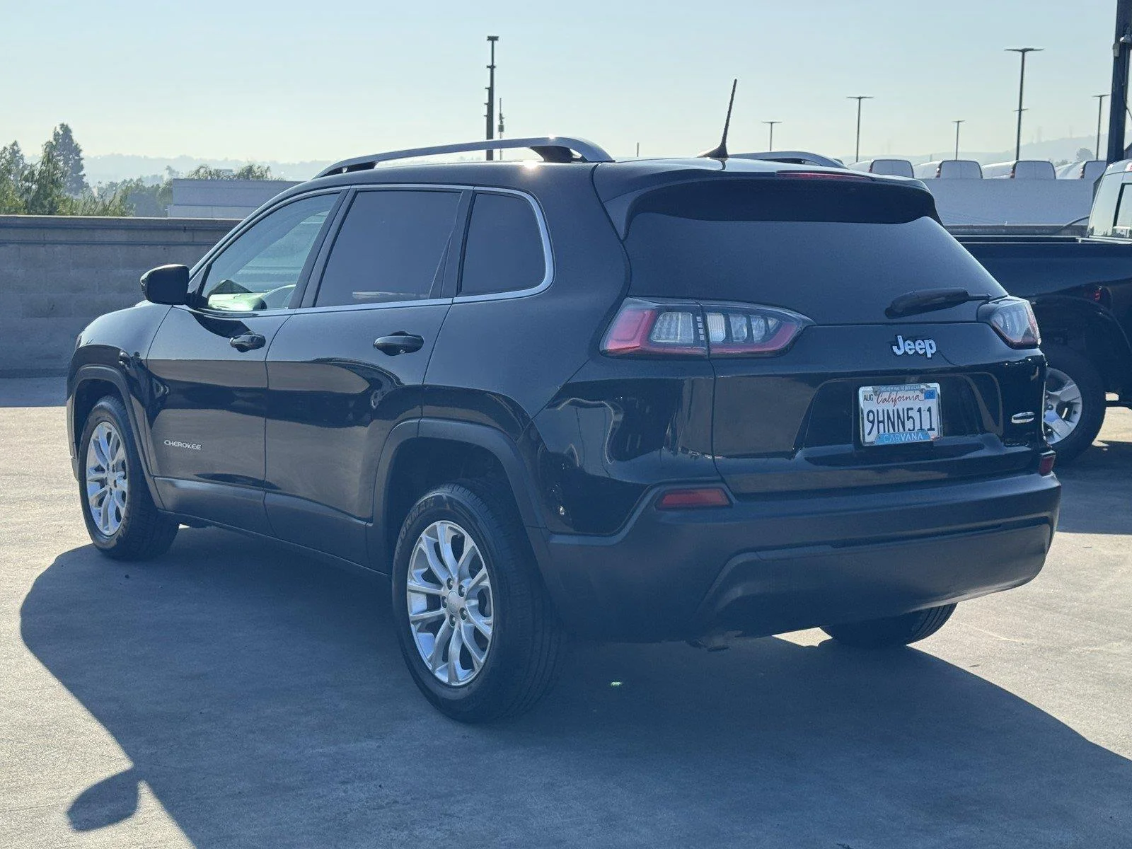 Used 2019 Diamond Black Crystal Pearlcoat Jeep Latitude image 4