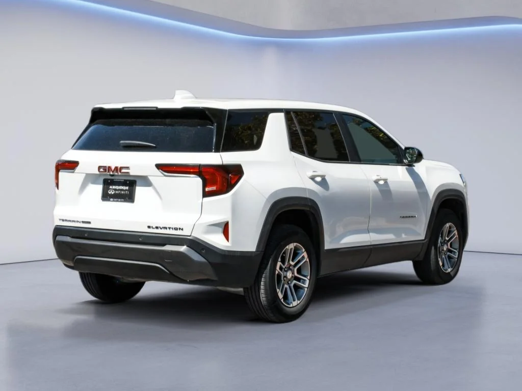 Used 2025  GMC AWD Elevation image 5