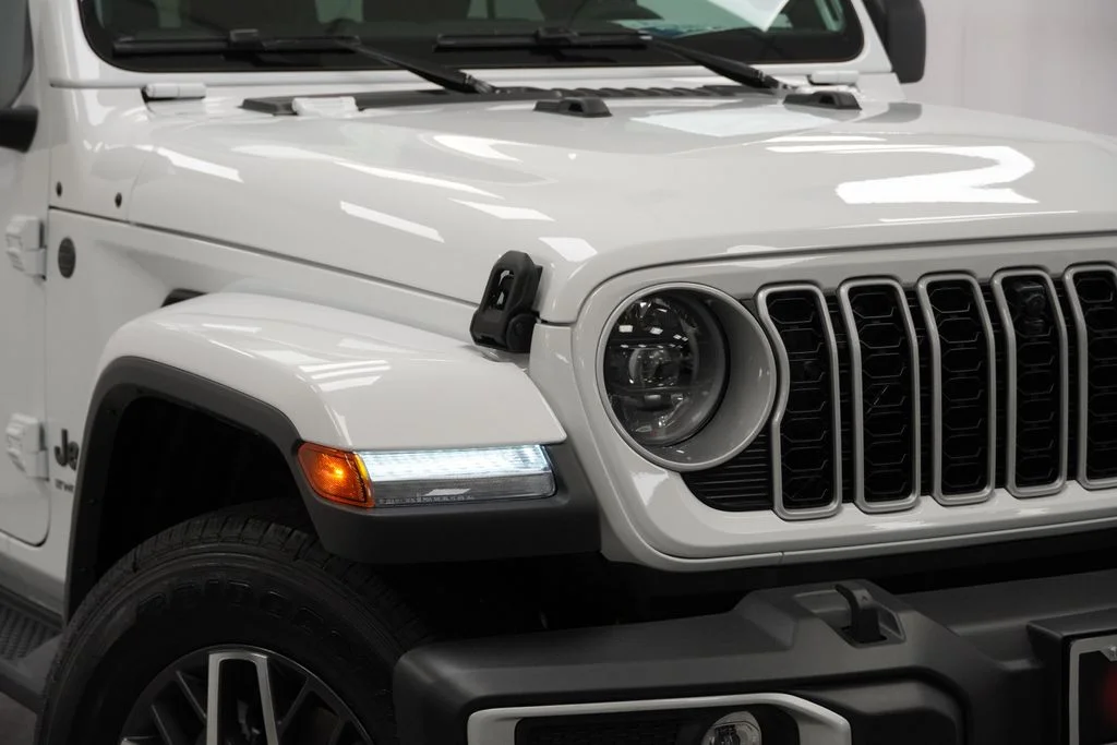 New 2026 Bright White Clear-Coat Exterior Paint Jeep Sahara image 5