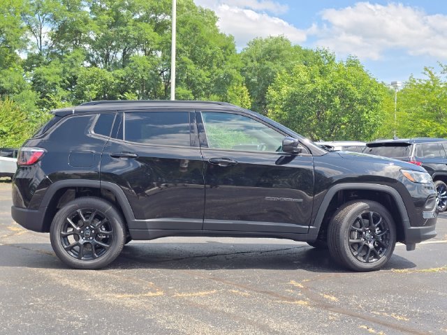 New 2026 Diamond Black Crystal Pearl-Coat Exterior Paint Jeep Latitude image 26