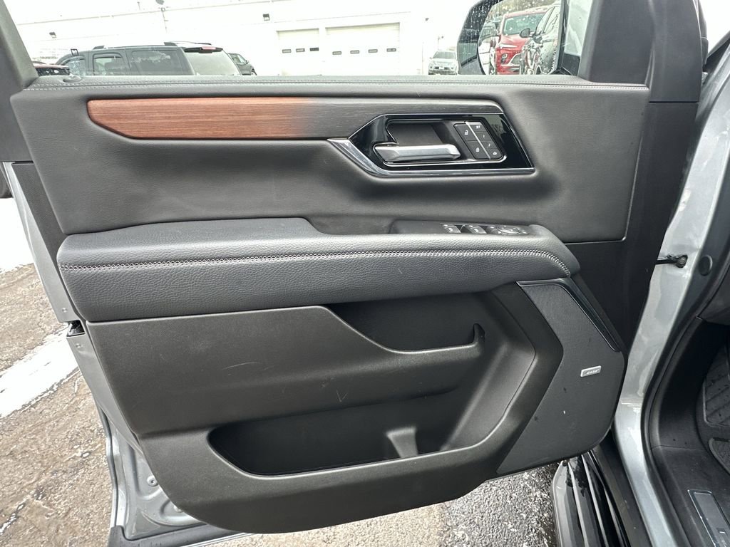 2025 GMC YUKON - Image 17