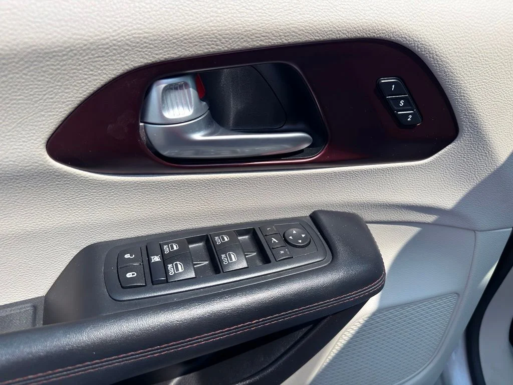 Used 2017 Silver Chrysler Limited image 9