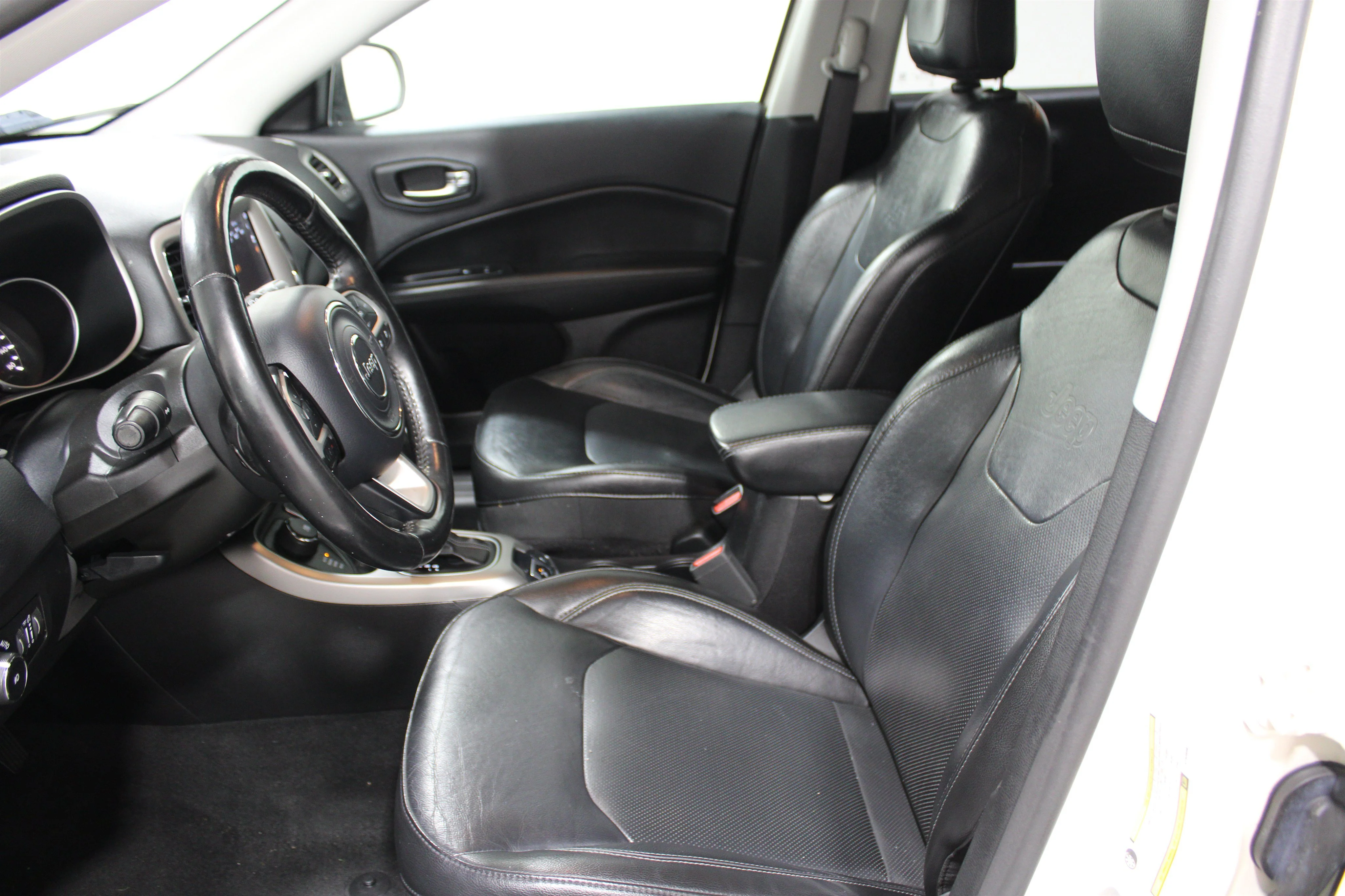 Used 2019 Pearl White Tri-Coat Jeep High Altitude image 3