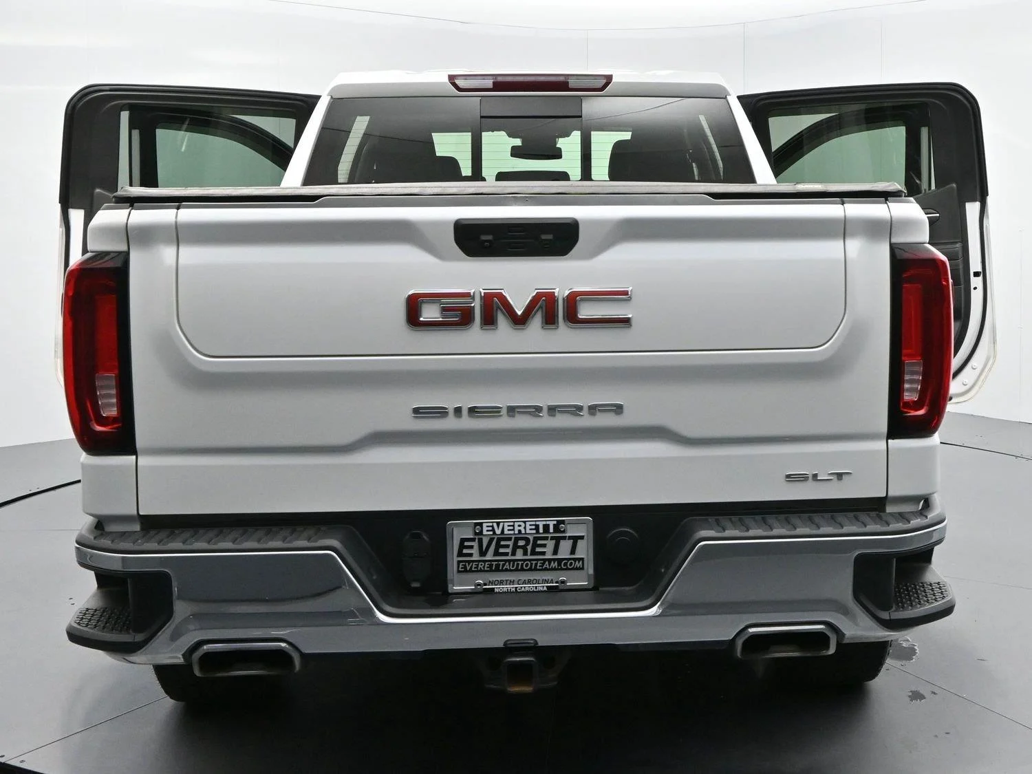 Used 2023 White Frost Tricoat GMC SLT image 43