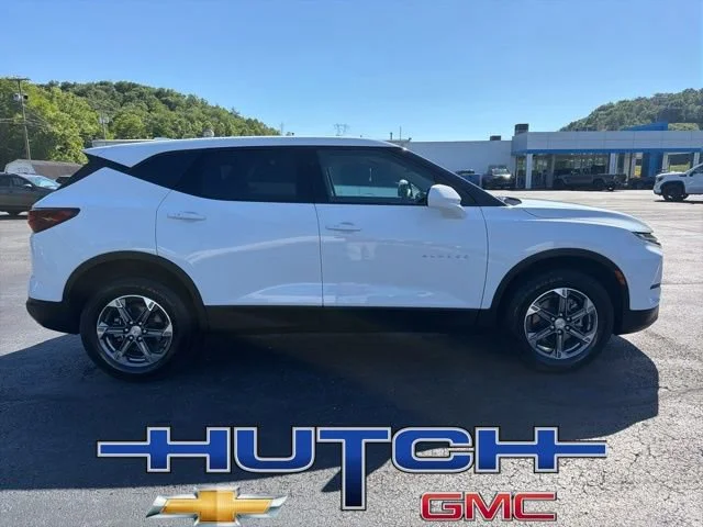 Used 2025 Summit White Chevrolet 2LT image 7